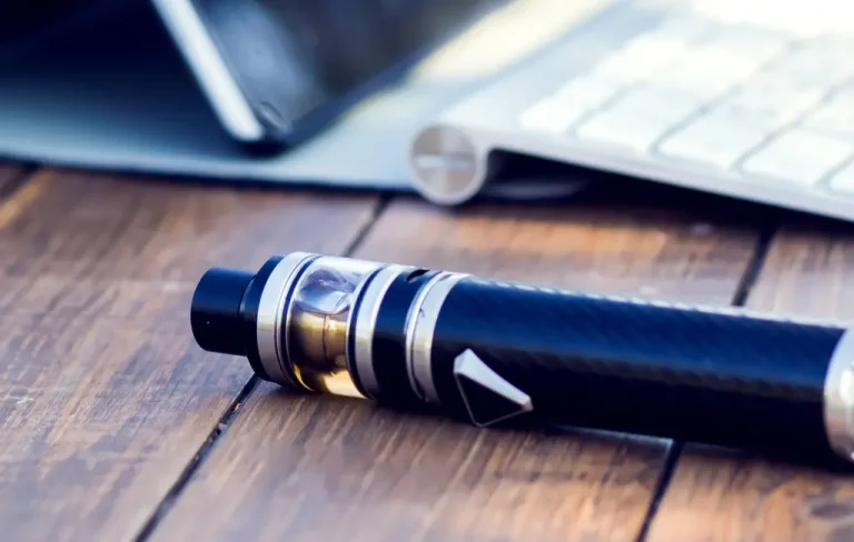 Cigarette électronique au travail