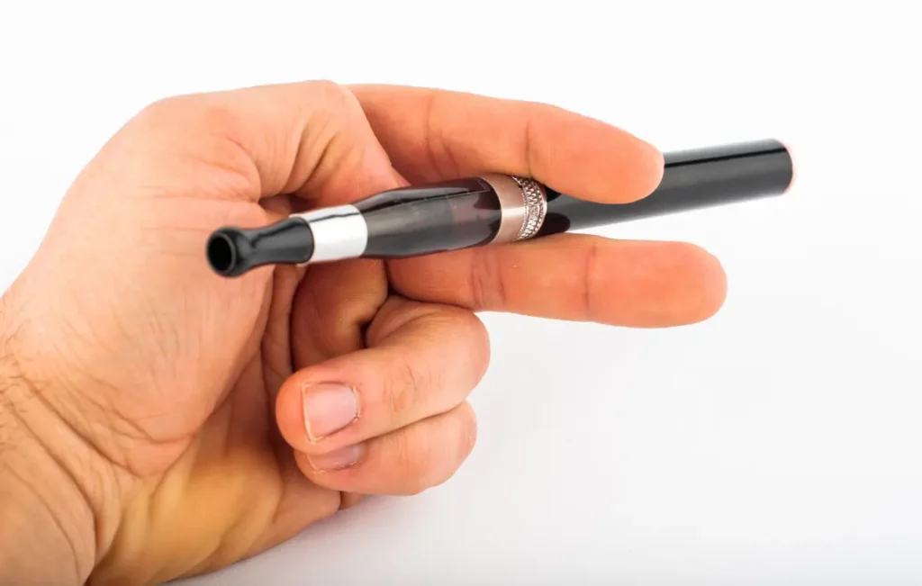 E-cigarette dans une main au quotidien