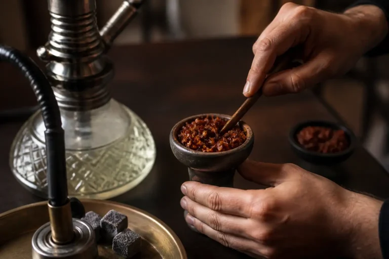 Tasser ou aérer le tabac à chicha